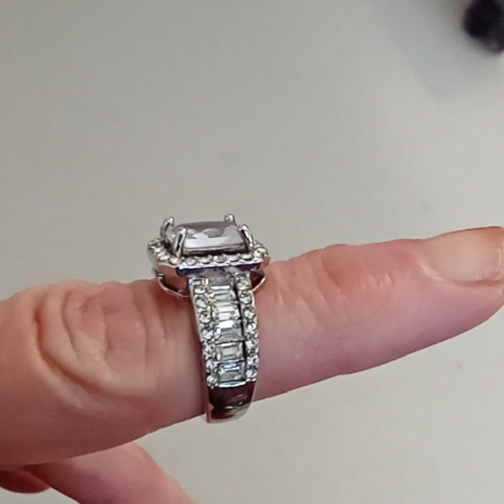 Source Unknown Silver Ring With Clear Gemstone - image 2